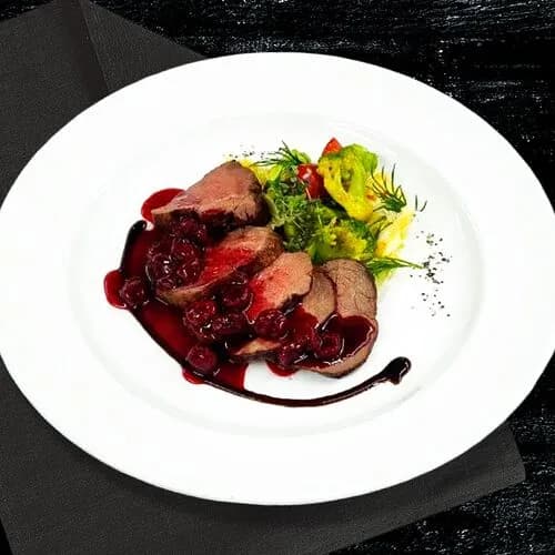 Ростбиф с соусом вишня на коньяке