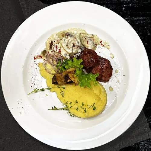 Говяжьи медальоны под сливочно-трюфельным соусом