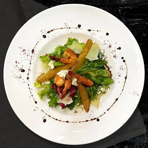 Салат с тигровыми креветками и карамельной грушей