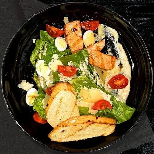 Салат Цезарь с лососем