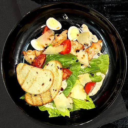 Салат Цезарь с курицей