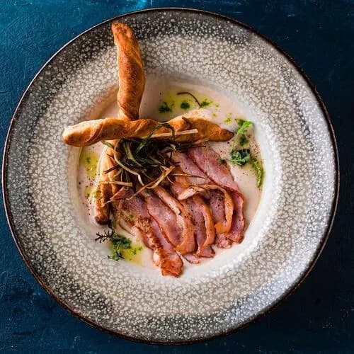 Крем-суп из белой фасоли с беконом, луковыми чипсами и гриссини new