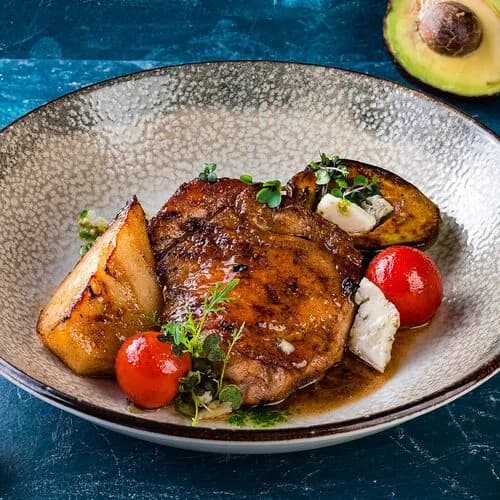 Томленая груша и авокадо с куриным бедрышком new