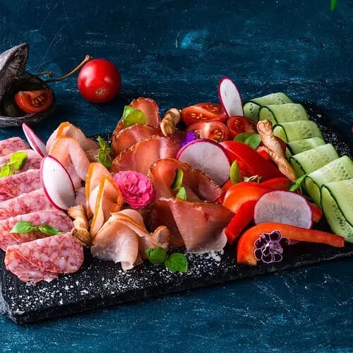 Сет из мясных копченостей с овощами new