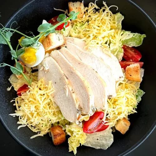 Салат Цезарь с курицей