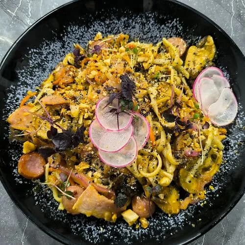 Удон с беконом и колбасками