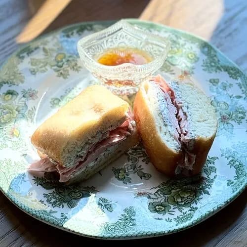 Бенье с мортаделлой и трюфельным кремом