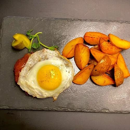 Бифштекс с запеченным картофелем