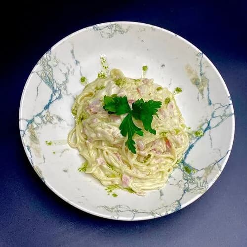 Паста с грудинкой и сыром грано подано