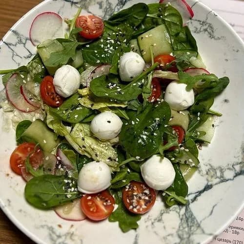 Зеленый салат с моцареллой
