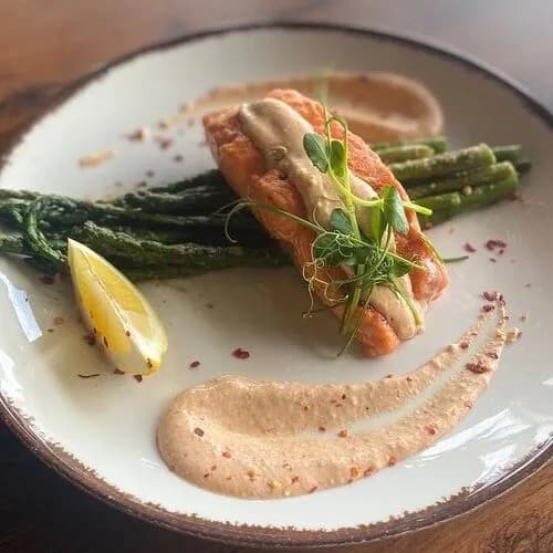 Стейк лосося с соусом том ям