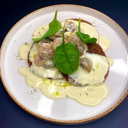 Драники с грибами и колбасками в сливках