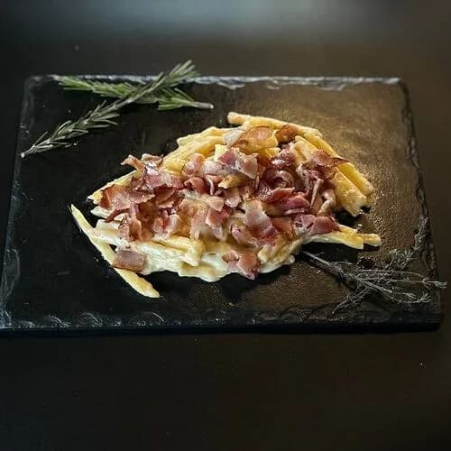 Фри с соусом и беконом