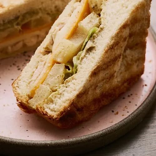 Бриошь-сэндвич с цыплёнком, ананасом и соусом карри