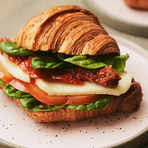 Круассан с моцареллой и вялеными томатами