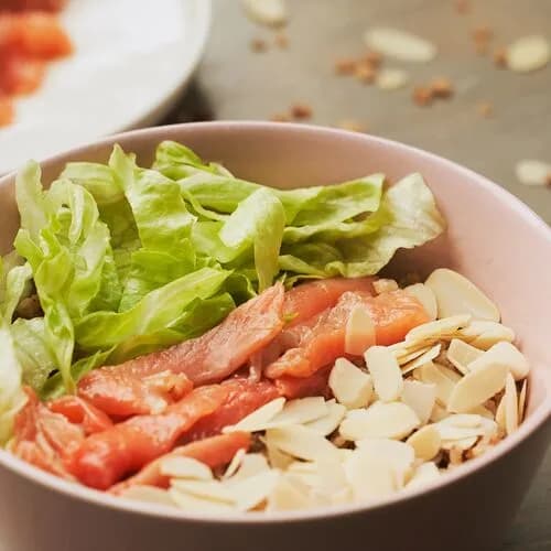 Греча с лососем и миндалем