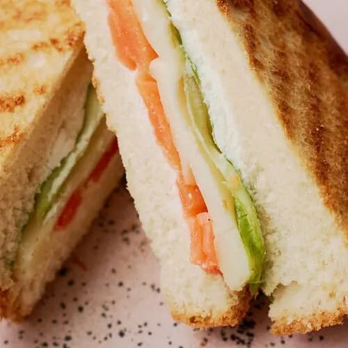 Бриошь-сэндвич с лососем