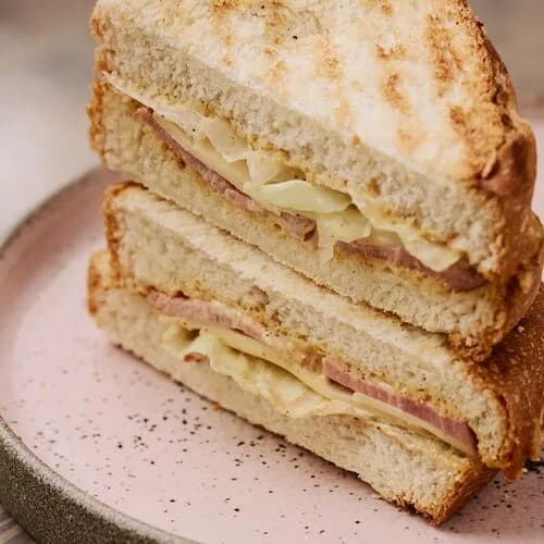 Бриошь-сэндвич с говядиной и соусом манго-чили