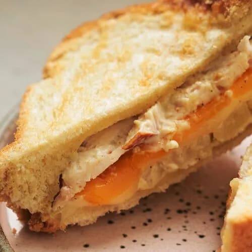 Бриошь-сэндвич с цыплёнком и соусом ранч