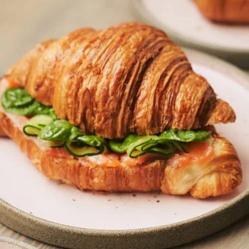 Круассан с лососем