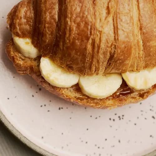 Круассан с бананом и соленой карамелью