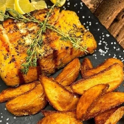 Стейк из лосося с дольками картофеля по-деревенски