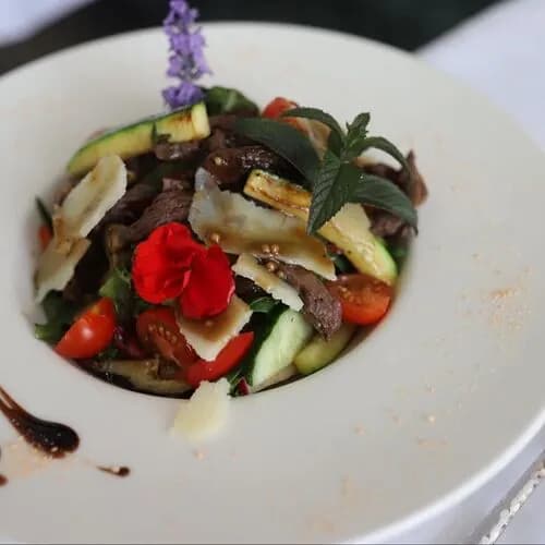 Микс салат с тёплой говядиной