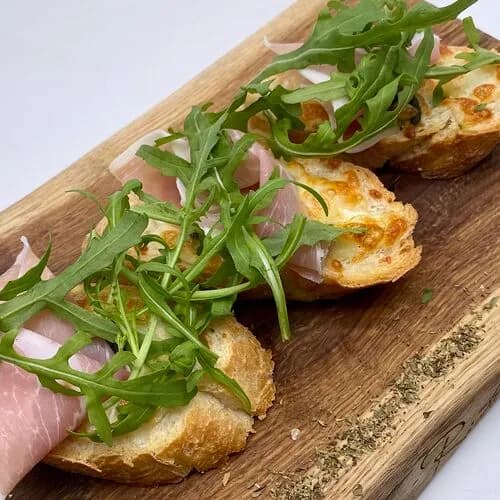 Брускетта с пармой и рукколой