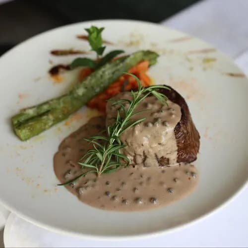 Стейк c соусом из зелёного перца