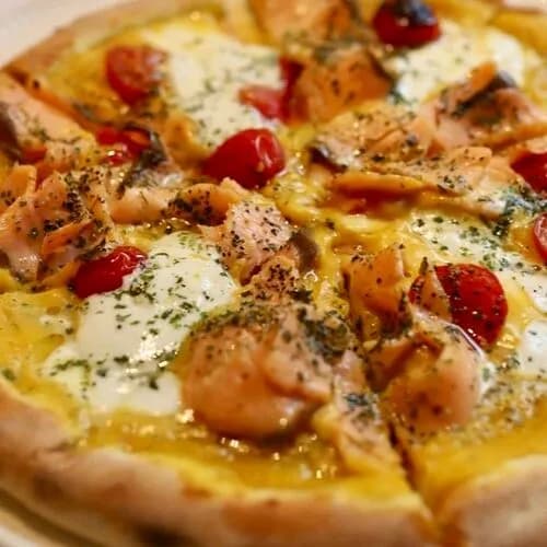 Пицца с кремом из тыквы, бурратой и маринованным лососем