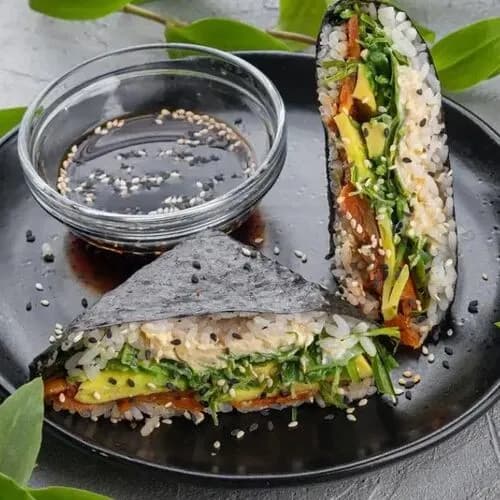 Онигиразу с вег-лососем