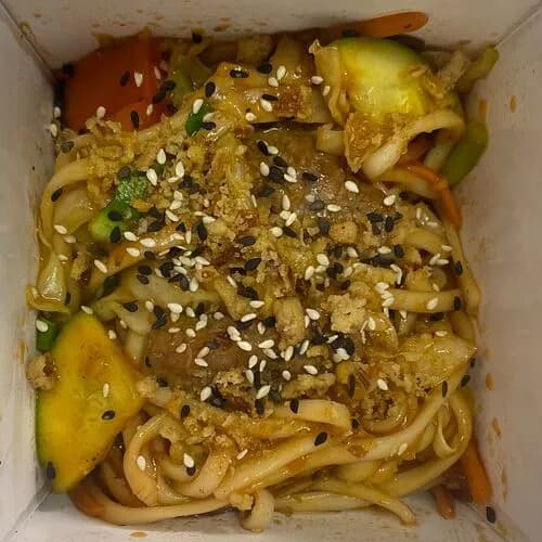 Говядина в остром соусе с лапшой удон