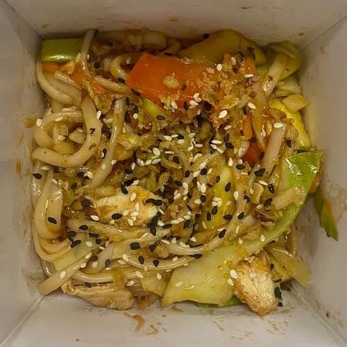 Курица в чесночном соусе с лапшой удон