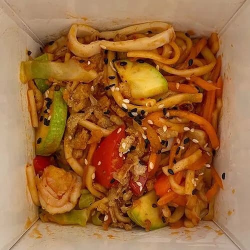 Морепродукты в остром соусе с лапшой удон