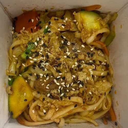 Говядина в чесночном соусе с лапшой удон