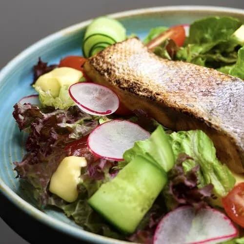 Запеченный лосось со свежим микс-салатом и лимонным курдом