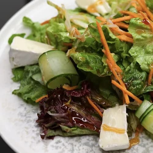 Салат с сыром Бри и базиликом