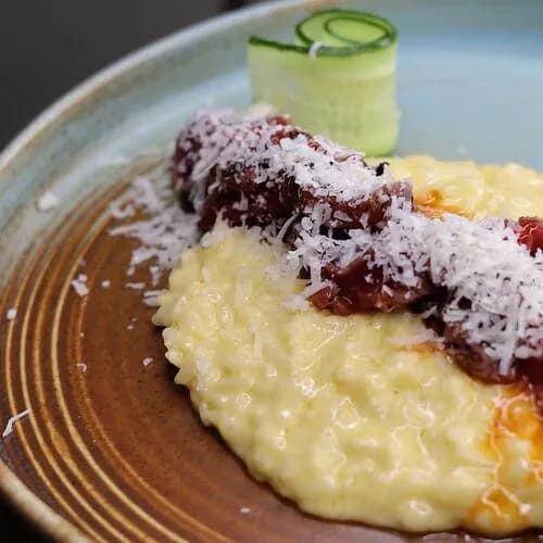 Сырное ризотто с обожженной говядиной и соусом кимчи