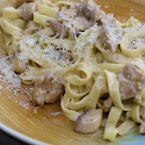 Паста с цыплёнком и грибами