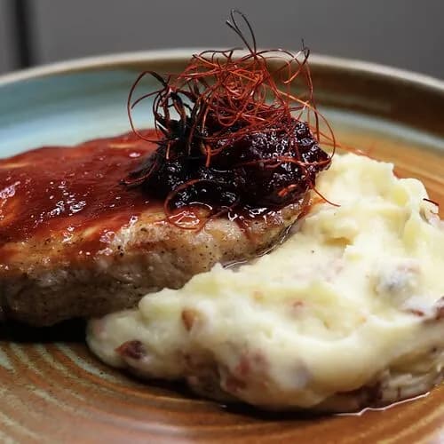 Свиная корейка с брусничным вареньем