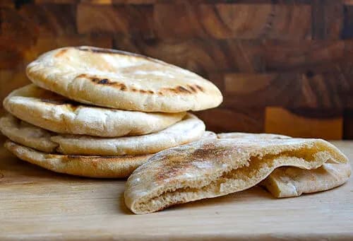 Лепешка пшеничная с чесночным соусом