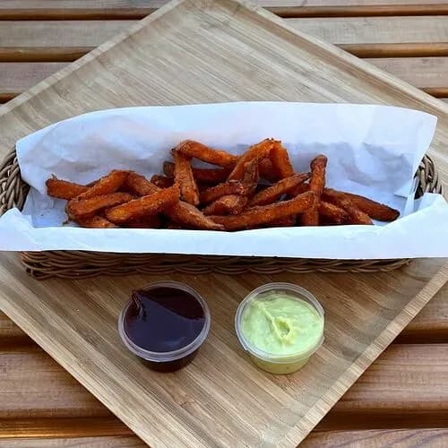 Батат фри с соусами гуакамоле и барбекю