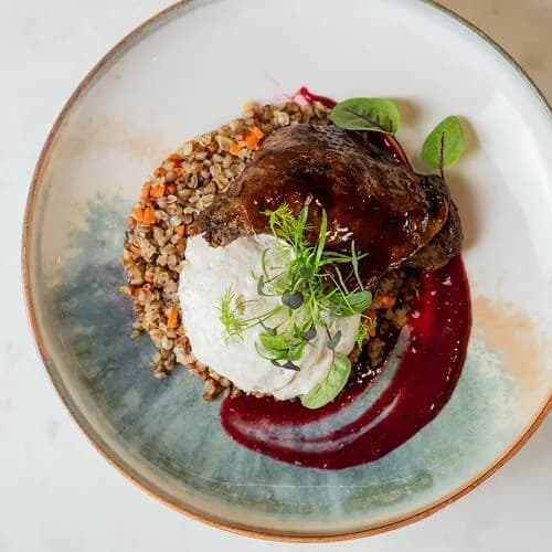 Утиная ножка су-вид с малиновым соусом