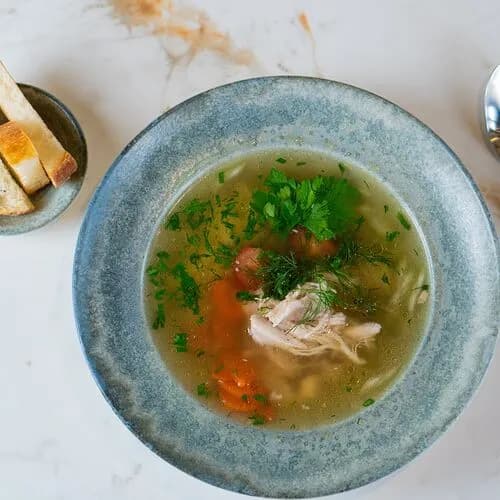 Бульон из птицы с перепелиным яйцом и зеленью