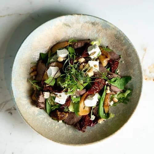 Теплый салат с говядиной, белыми грибами и перечной заправкой