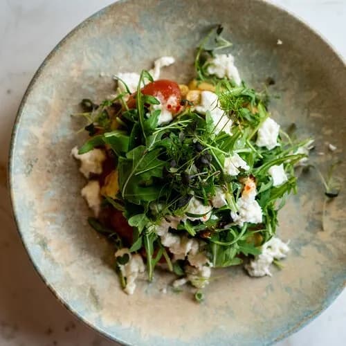 Салат из баклажан в азиатском стиле с томатом и страчателлой