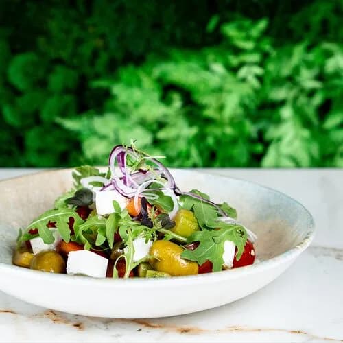 Свежие овощи с сыром фета и бальзамической заправкой