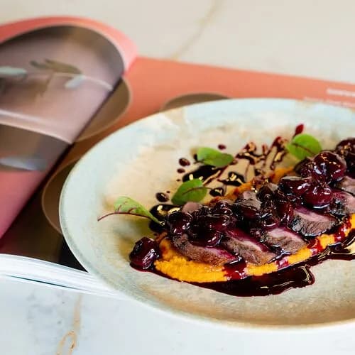 Утиная грудка с вишневым соусом и воздушным пюре из батата