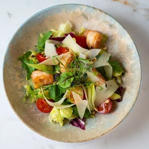 Микс-салат с тигровыми креветками и сыром пармезан