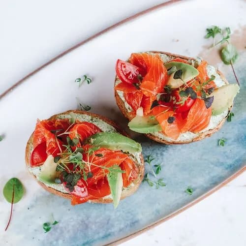 Брускетты с маринованным лососем и авокадо